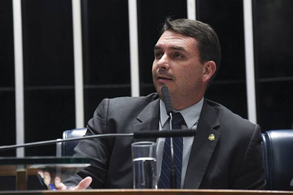 Ministério Público denuncia Flávio Bolsonaro e Queiroz por 'rachadinhas' na Alerj