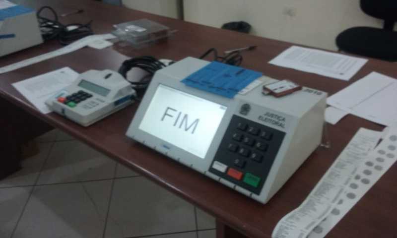 JustiÃ§a Eleitoral da Comarca de Laranjeiras testa e lacra urnas que serÃ£o usadas dia 15 