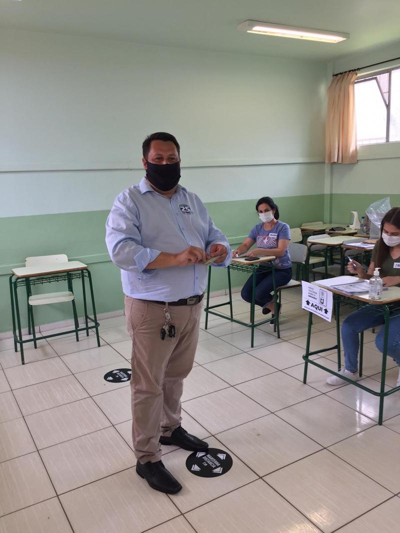 Raspinha votou no Colégio Floriano Peixoto