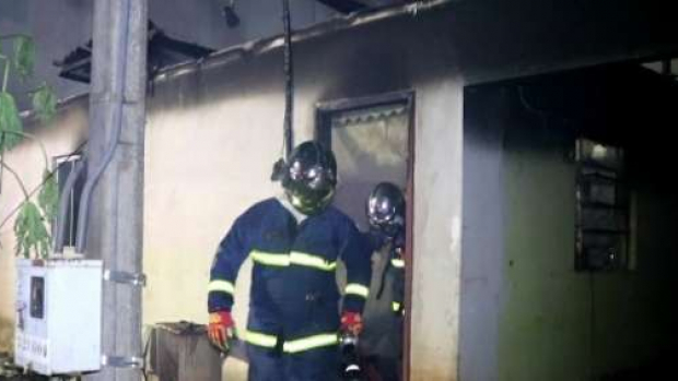 Deficiente visual morre carbonizado em incÃªndio a residÃªncia