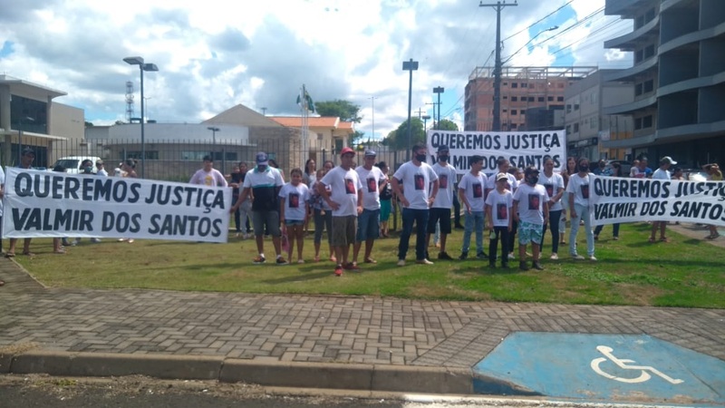 Família pede a prisão de acusados de assassinar Valmir dos Santos, 2019