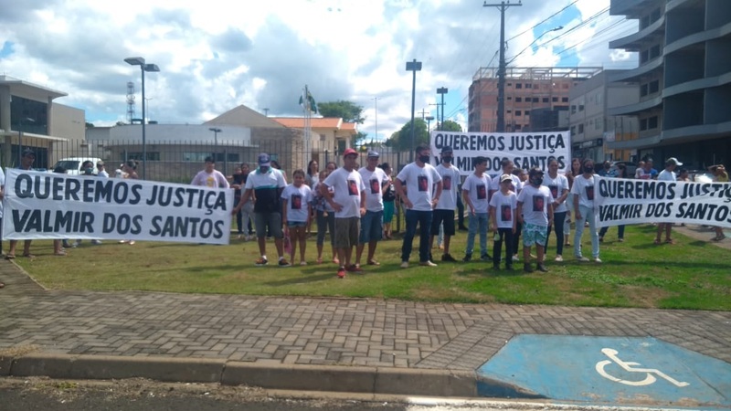 FamÃ­lia pede a prisÃ£o de acusados de assassinar Valmir dos Santos, 2019