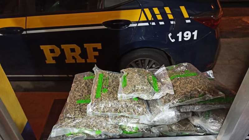 PRF prende dois e apreende maconha apÃ³s perseguiÃ§Ã£o de quase 30km na BR 277 em Nova Laranjeiras