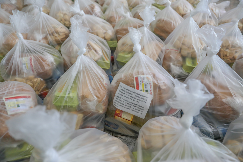 Kits de merenda escolar sÃ£o entregues para alunos da rede municipal de ensino