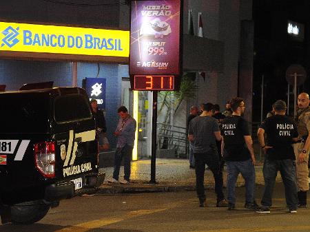 Criminosos assaltam bancos em CriciÃºma, fazem refÃ©ns e deixam cidade sitiada