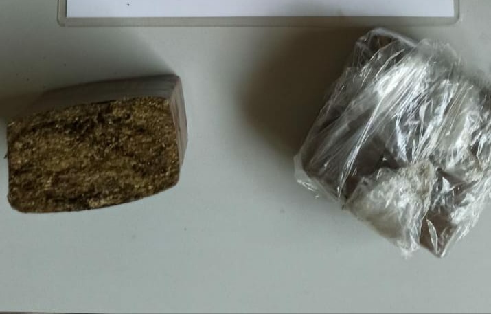 PM aborda Ã´nibus na BR 277 e prende homem com 300g maconha