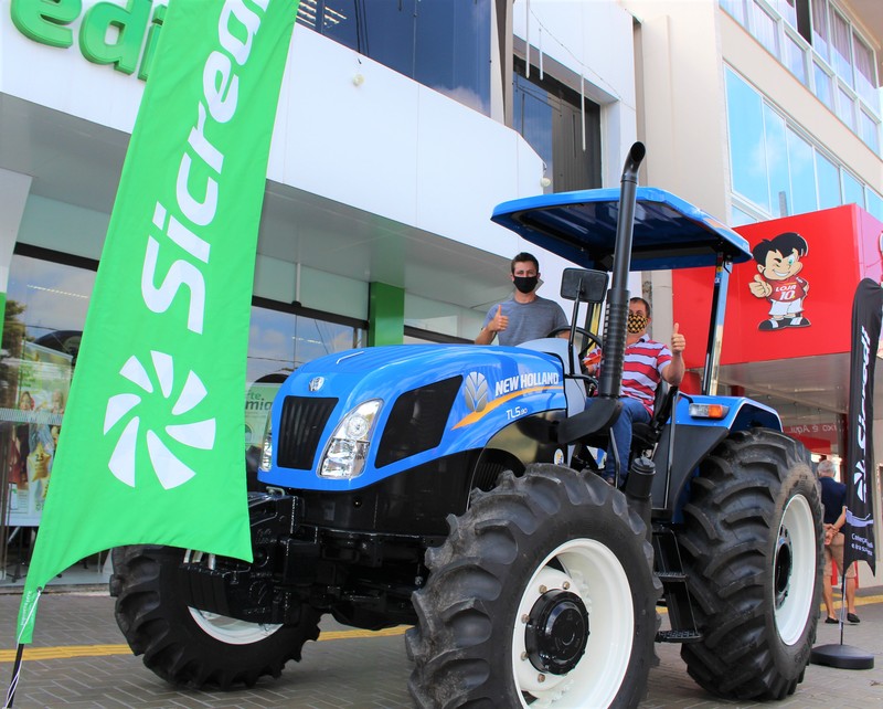 Sicredi financia trator para produtor de leite de Laranjeiras do Sul