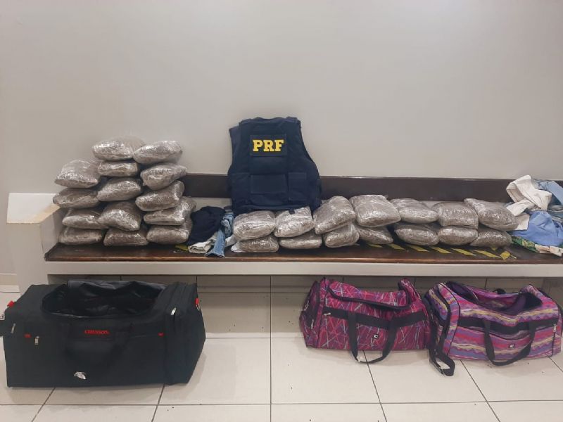 CandÃ³i: PRF apreende 28 kg de maconha e prende duas mulheres
