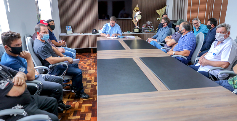 Prefeitura entrega termo de concessÃ£o de uso de imÃ³veis para empresas se instalarem em Laranjeiras do Sul