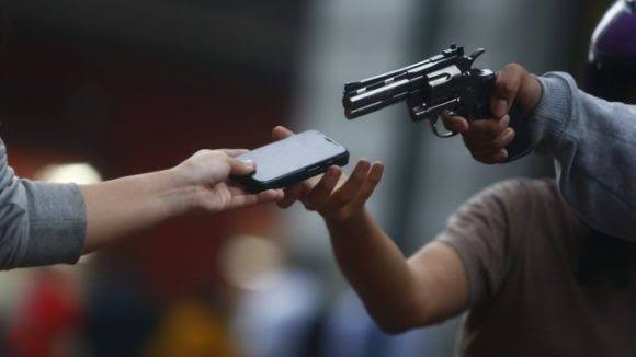 Laranjeiras: Mulher Ã© assaltada no centro e tem o celular roubado