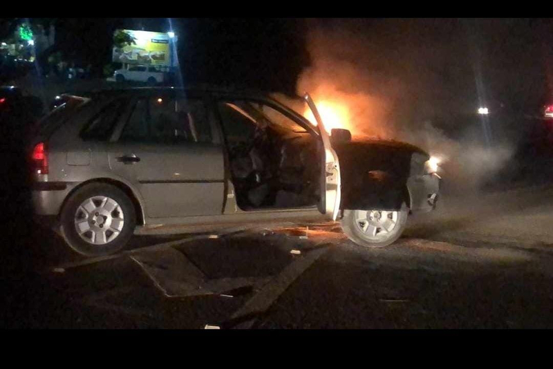 Cantagalo: VeÃ­culo Gol pega fogo no trevo da cidade