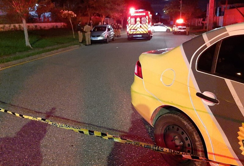 LadrÃ£o escolhe carro de PM para roubar em praÃ§a de Curitiba e se dÃ¡ mal