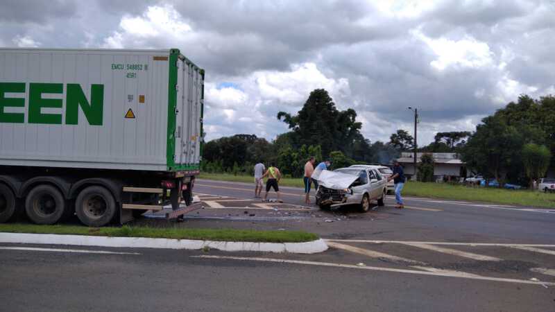 Laranjeiras: VeÃ­culo bate em caminhÃ£o em frente o Restante TrÃªs Fronteiras na BR 277