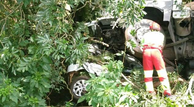 Laranjeiras: ColisÃ£o frontal entre carro e caminhÃ£o deixa trÃªs pessoas mortas na BR 277
