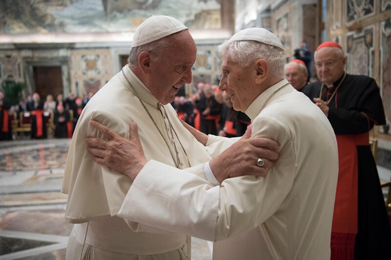 Papa Francisco e papa emérito Bento XVI foram vacinados contra a Covid-19