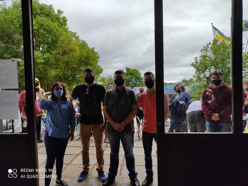 UAD Distribui senhas para os universitÃ¡rios para evitar aglomeraÃ§Ã£o em frente a AssociaÃ§Ã£o