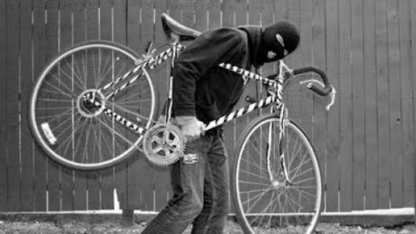Laranjeiras: LadrÃµes roubam bicicleta no centro e agridem a vÃ­tima