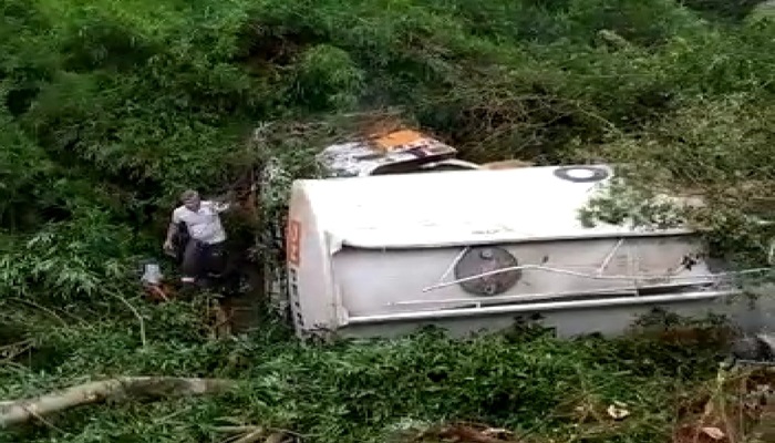 Caminhão de transporte de combustível sai da pista e tomba na PR 473 em Quedas do Iguaçu 