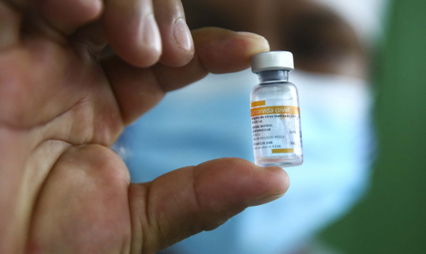 Chega ao PaÃ­s carga que permitirÃ¡ fabricaÃ§Ã£o de 8,6 milhÃµes de doses da Coronavac