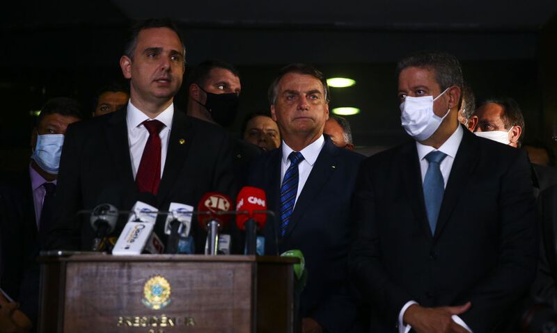 Bolsonaro entrega medida provisÃ³ria para privatizaÃ§Ã£o da Eletrobras