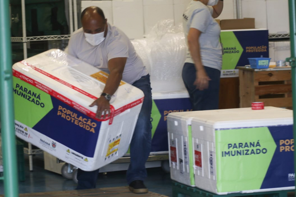ParanÃ¡ inicia a distribuiÃ§Ã£o das doses de vacinas CoronaVac e Oxford ao municÃ­pios