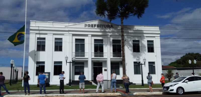 ApÃ³s manifestaÃ§Ã£o em frente a prefeitura comÃ©rcio segue de portas fechadas