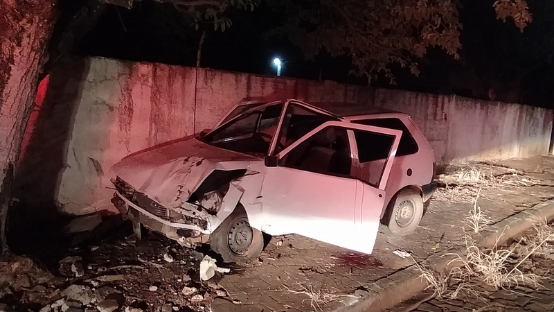 Laranjeiras: Condutor fica gravemente ferido apÃ³s colidir veÃ­culo contra Ã¡rvore