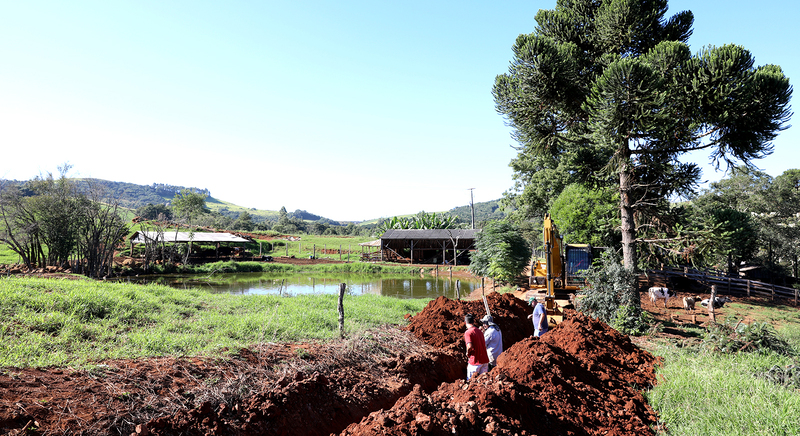 Moradores da Linha Pechinski comemoram a chegada da Ã¡gua tratada