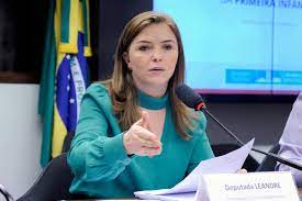 Deputada Leandre solicita estoque estratÃ©gico de vacinas para o Estado do ParanÃ¡