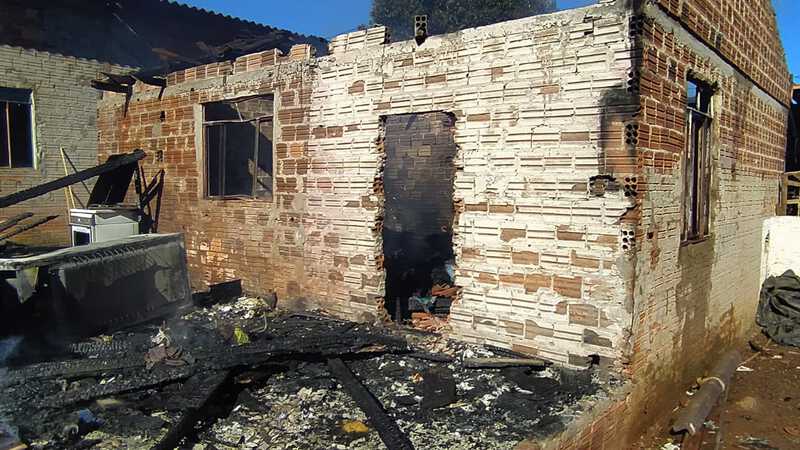Laranjeiras: Casa Ã© destruÃ­da pelo fogo no bairro BancÃ¡rio