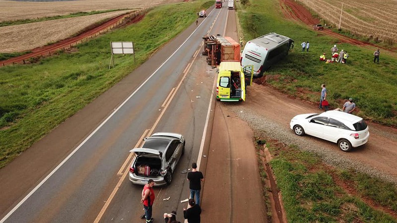 Grave acidente envolvendo dois caminhÃµes, um Ã´nibus e um automÃ³vel Ã© regitrado na BR 277