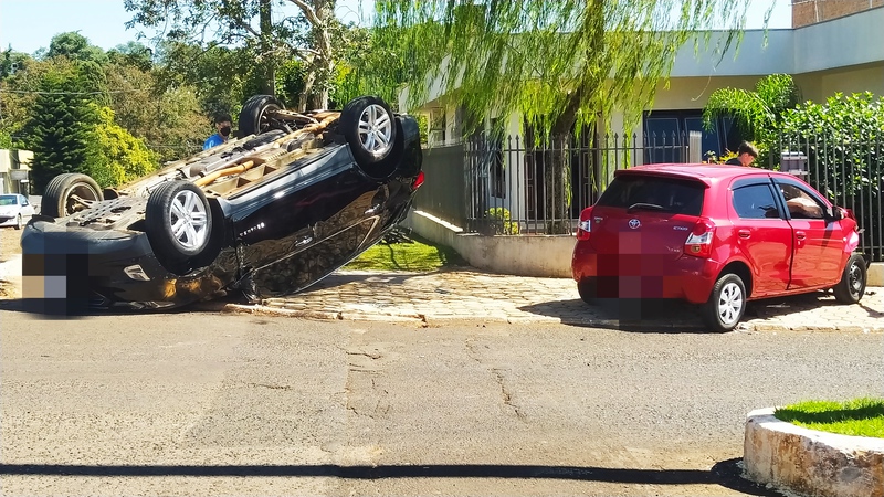 Laranjeiras: VeÃ­culo capota apÃ³s colisÃ£o no centro