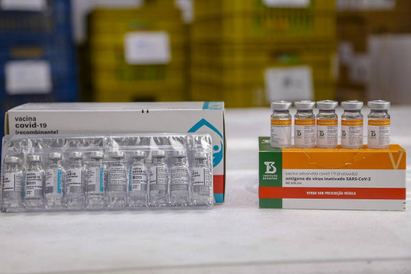 ParanÃ¡ recebe nesta quinta novo lote com 368 mil doses de vacinas contra a Covid-19