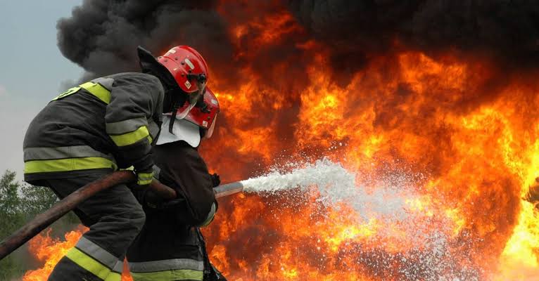 Laranjeiras: Casas sÃ£o destruÃ­das pelo fogo na BR 277
