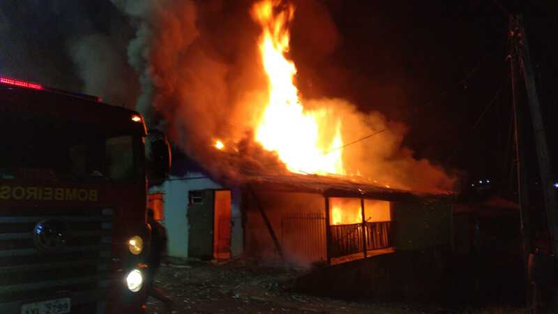 Laranjeiras: Casa Ã© destruÃ­da pelo fogo no centro