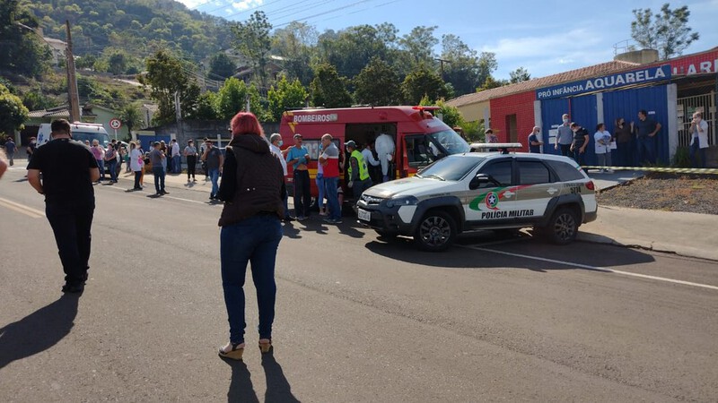 Jovem com facÃ£o invade creche e deixa adultos e trÃªs crianÃ§as mortas em SC