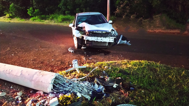 Laranjeiras: VeÃ­culo bate em poste de concreto no bairro BancÃ¡rio