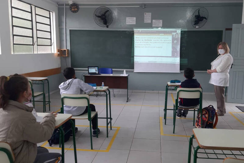 ParanÃ¡ - Duzentos colÃ©gios da rede estadual retornaram Ã s aulas presenciais nesta segunda-feira
