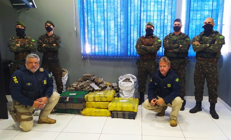 Laranjeiras: VeÃ­culo carregado com drogas fura bloqueio do ExÃ©rcito no posto da PRF