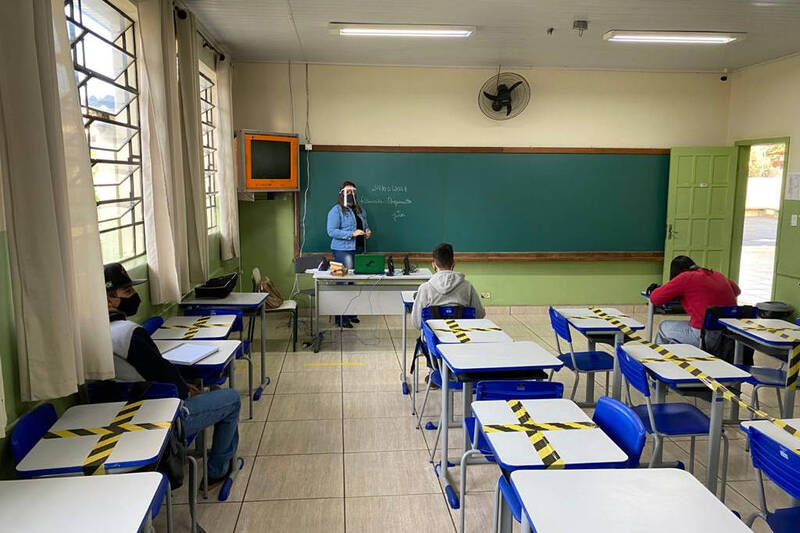 Mais escolas voltam Ã s aulas presenciais com seguranÃ§a no ParanÃ¡