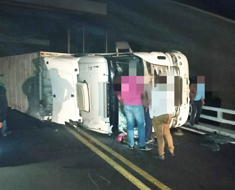 Cantagalo: Carreta tomba na Ponte do Cavernoso e deixa a pista interditada