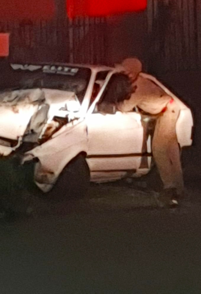 Laranjeiras: VeÃ­culo bate em Ã¡rvore e casal fica ferido