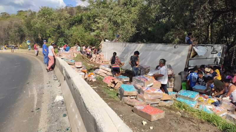N. Laranjeiras: CaminhÃ£o carregado com carne de frango tomba na BR 277