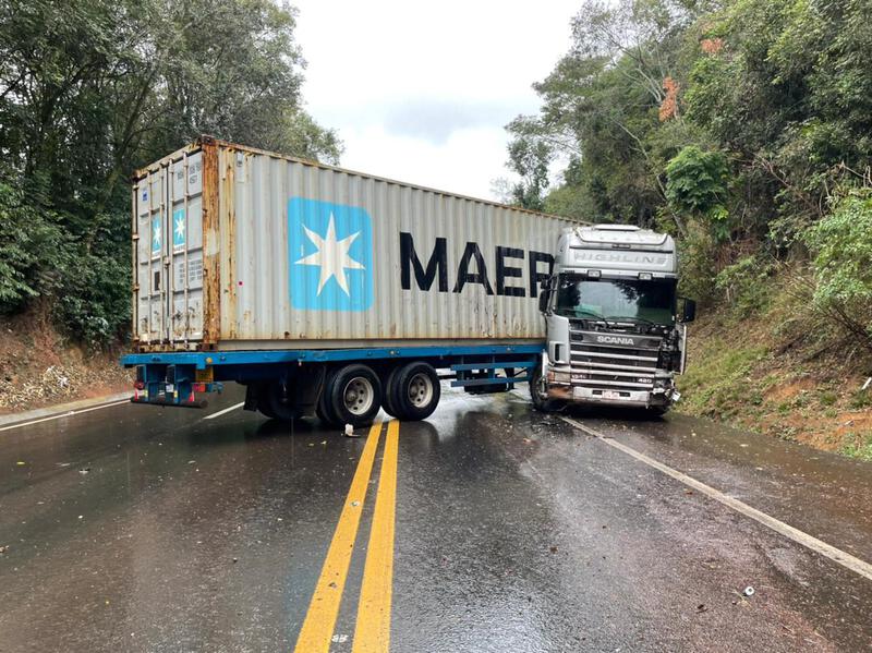 Virmond: Carreta tomba na BR 277 e deixa a pista interditada