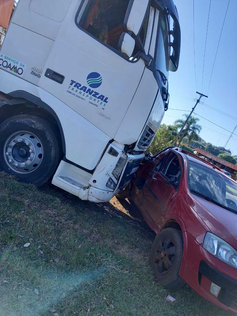Cantagalo: ColisÃ£o entre carro e carreta Ã© registrado na BR 277 