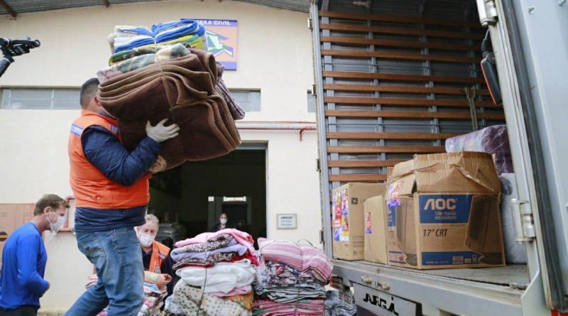 Defesa Civil comeÃ§a a distribuir roupas arrecadadas pela campanha Aquece ParanÃ¡