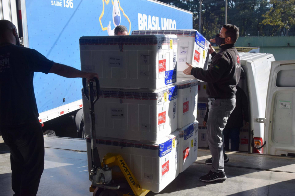 ParanÃ¡ receberÃ¡ mais 361.490 vacinas contra a Covid-19; parte chega nesta quarta