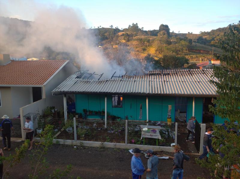 N. Laranjeiras: Casa situada atrÃ¡s do Restaurante Martelo pega fogo