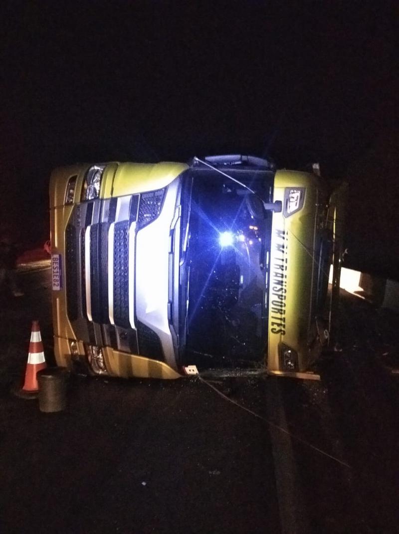 N. Laranjeiras: Carreta carregada com tÃ¡buas tomba na BR 277