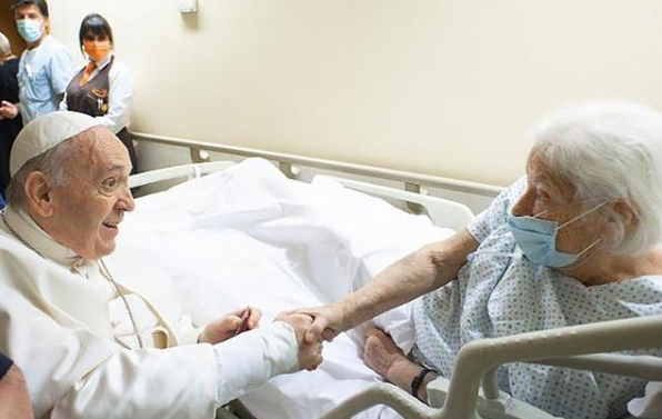 Papa Francisco deixa hospital dez dias apÃ³s cirurgia e retorna ao Vaticano
